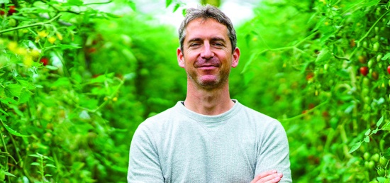 homme souriant forêt