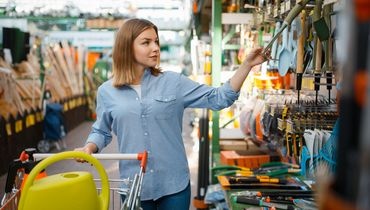 Client dans un magasin de jardinage Client dans un magasin de jardinage